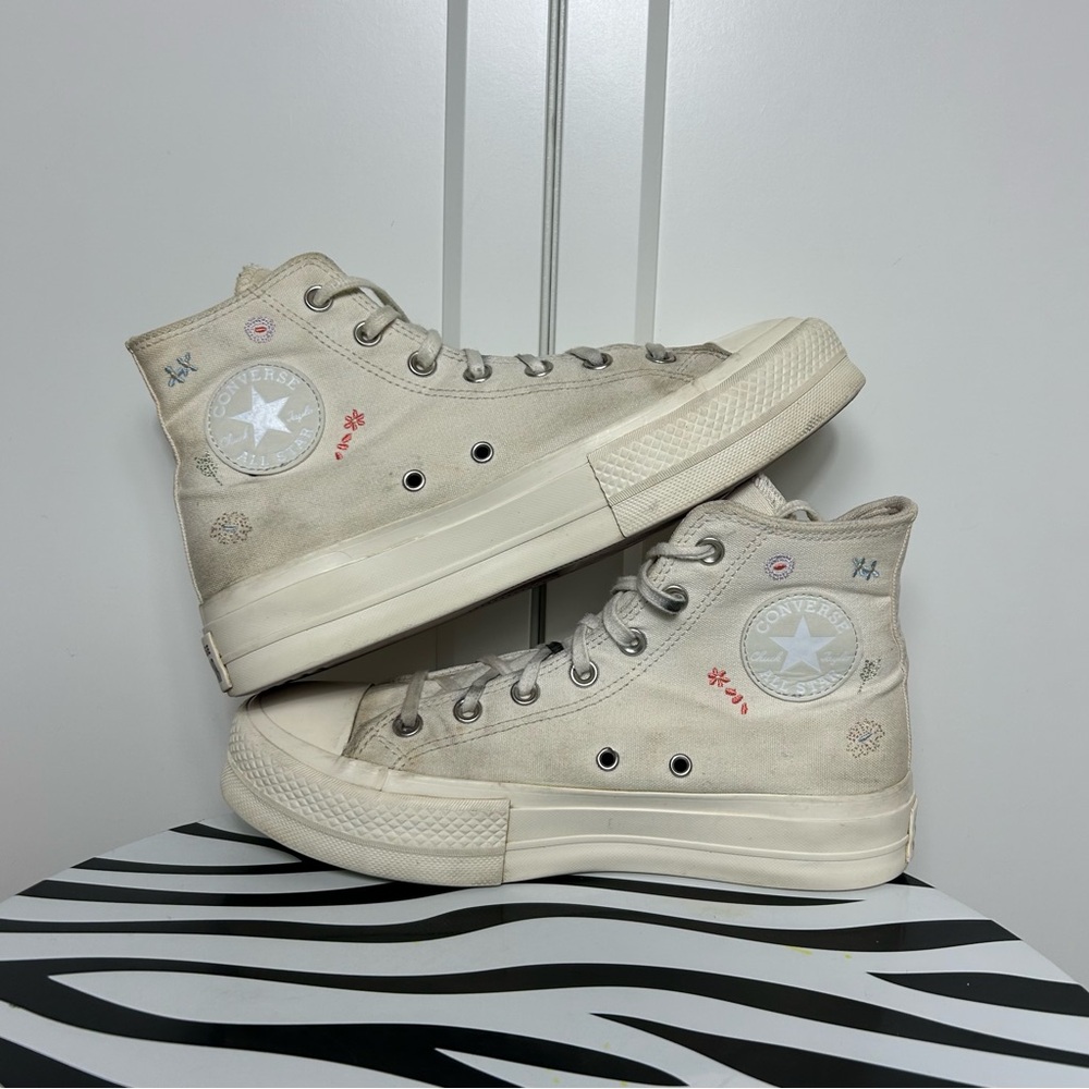Converse ctas hi platform lift white floral
Embroidered